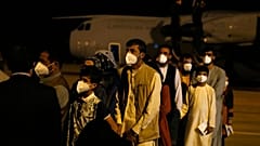 Kabulból repülőgéppel kimenekített spanyolok és afgán segítőik első csoportja érkezik a madridi katonai repülőtérre augusztus 18-án