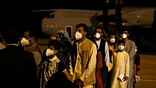 Kabulból repülőgéppel kimenekített spanyolok és afgán segítőik első csoportja érkezik a madridi katonai repülőtérre augusztus 18-án