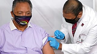 Reverendo Jesse Jackson vacinado contra a Covid