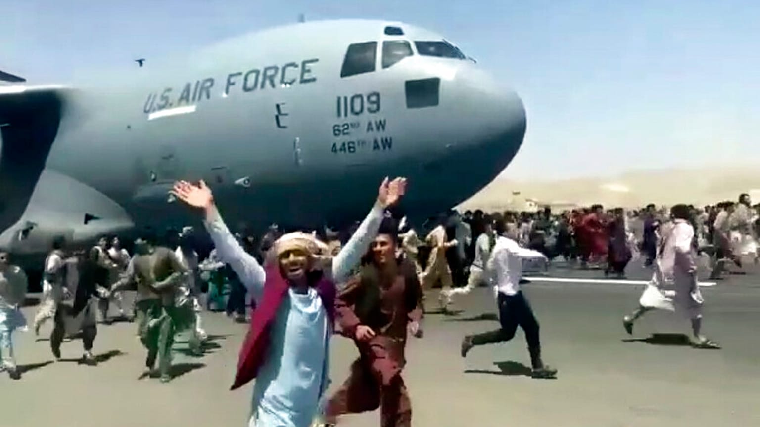 Taliban'ın Afganistan'da yönetimi ele geçirmesi sonrası ülkeden kaçmaya çalışan yüzlerce kişi Amerikan askeri uçağına 'tutunmaya' çalıştı, 16 Ağustos 2021