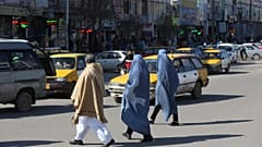 Afganistan'da burka giyen kadınlar