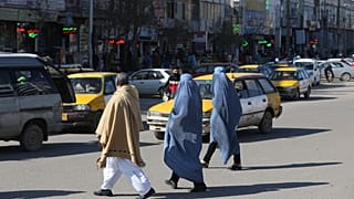 Afganistan'da burka giyen kadınlar