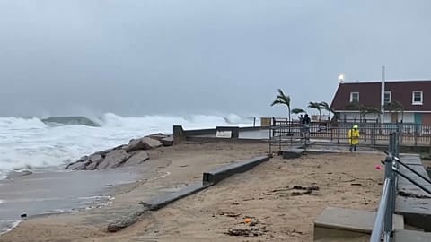L'ouragan Henri sur une plage de Rhode Island