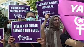 شاهد: مسيرة نسوية في إسطنبول دعما لحقوق المرأة الأفغانية