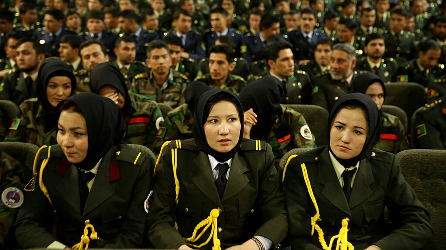  صورة من الارشيف - طلاب عسكريون أفغان بينهم العديد من الإناث خلال حفل تخرج في أكاديمية عسكرية، في كابول، أفغانستان، 18 آذار / ماؤس 2021
