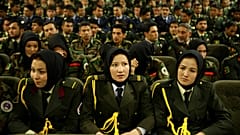  صورة من الارشيف - طلاب عسكريون أفغان بينهم العديد من الإناث خلال حفل تخرج في أكاديمية عسكرية، في كابول، أفغانستان، 18 آذار / ماؤس 2021