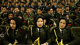  صورة من الارشيف - طلاب عسكريون أفغان بينهم العديد من الإناث خلال حفل تخرج في أكاديمية عسكرية، في كابول، أفغانستان، 18 آذار / ماؤس 2021