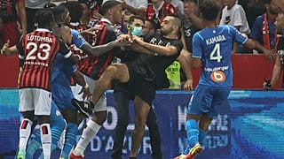 Scène de chaos après l'envahissement du terrain par les supporters niçois, lors du matche Nice-Marseille, le 22 août 2021