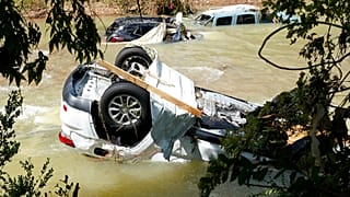 Οχήματα που παρασύρθηκαν από τα νερά στο Waverly, Tenn.