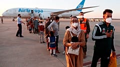 Nilofar Bayat e il marito sbarcano alla base aerea di Torrejon de Ardoz, Spagna 