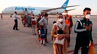 Nilofar Bayat e il marito sbarcano alla base aerea di Torrejon de Ardoz, Spagna