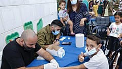 أطفال إسرائيليون يخضعون لاختبار الأجسام المضادة لكوفيدـ19 في مدينة نتانيا الساحلية، في 22 أغسطس 2021، قبل بدء العام الدراسي الجديد.