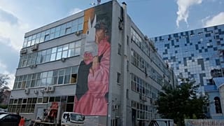 Мурал Анетты Лукьяновой "XOXO" в Екатеринбурге