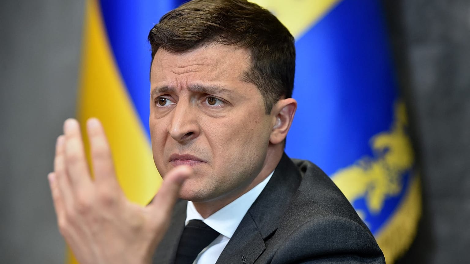 الرئيس الأوكراني فولوديمير زيلينسكي يتحدث إلى الصحفيين في مكتبه في كييف، أوكرانيا، 14 يونيو 2021
