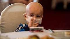 Lösemi hastaları mikroplara karşı çok hassas oldukları için sürekli maske takmak zorunda.