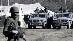 2014-es felvétel: fegyveresek, feltehetően orosz katonák az Ukrajnához tartozó "Krími Autonóm Köztársaság" fővárosában, Szimferopolban