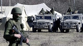 2014-es felvétel: fegyveresek, feltehetően orosz katonák az Ukrajnához tartozó "Krími Autonóm Köztársaság" fővárosában, Szimferopolban