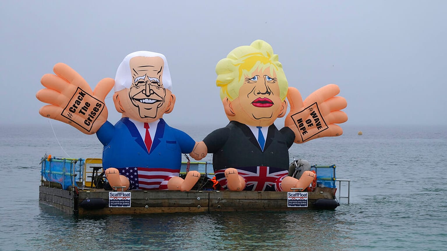 Una foto datata 11 giugno 2021. I pupazzi di Biden e Johnson, al G7 in Cornovaglia. 