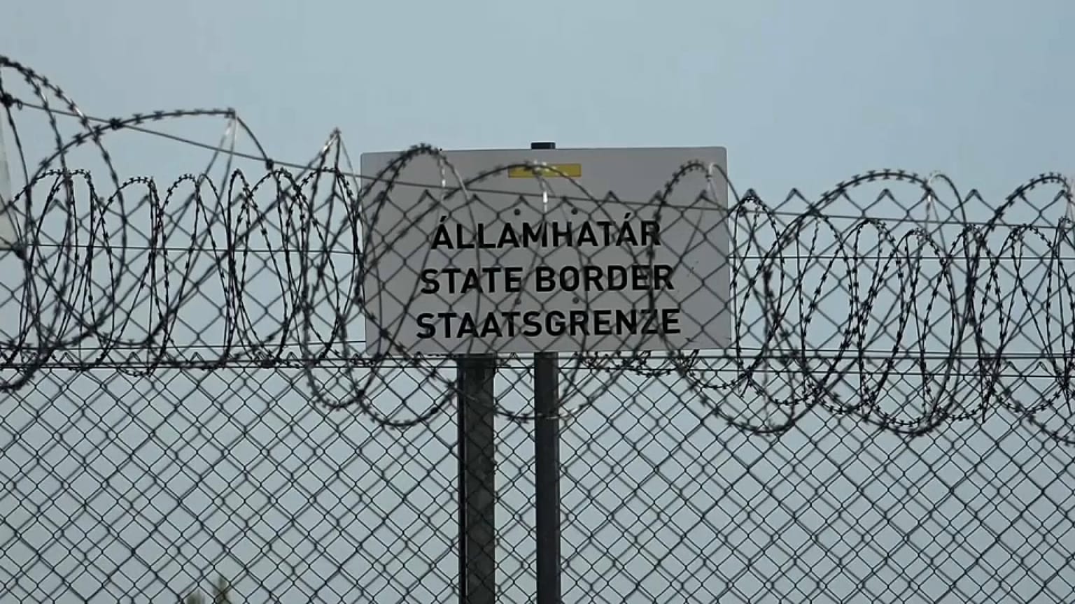 Cartel que anuncia una de las fronteras en Hungría