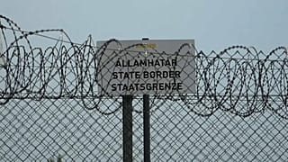 Cartel que anuncia una de las fronteras en Hungría