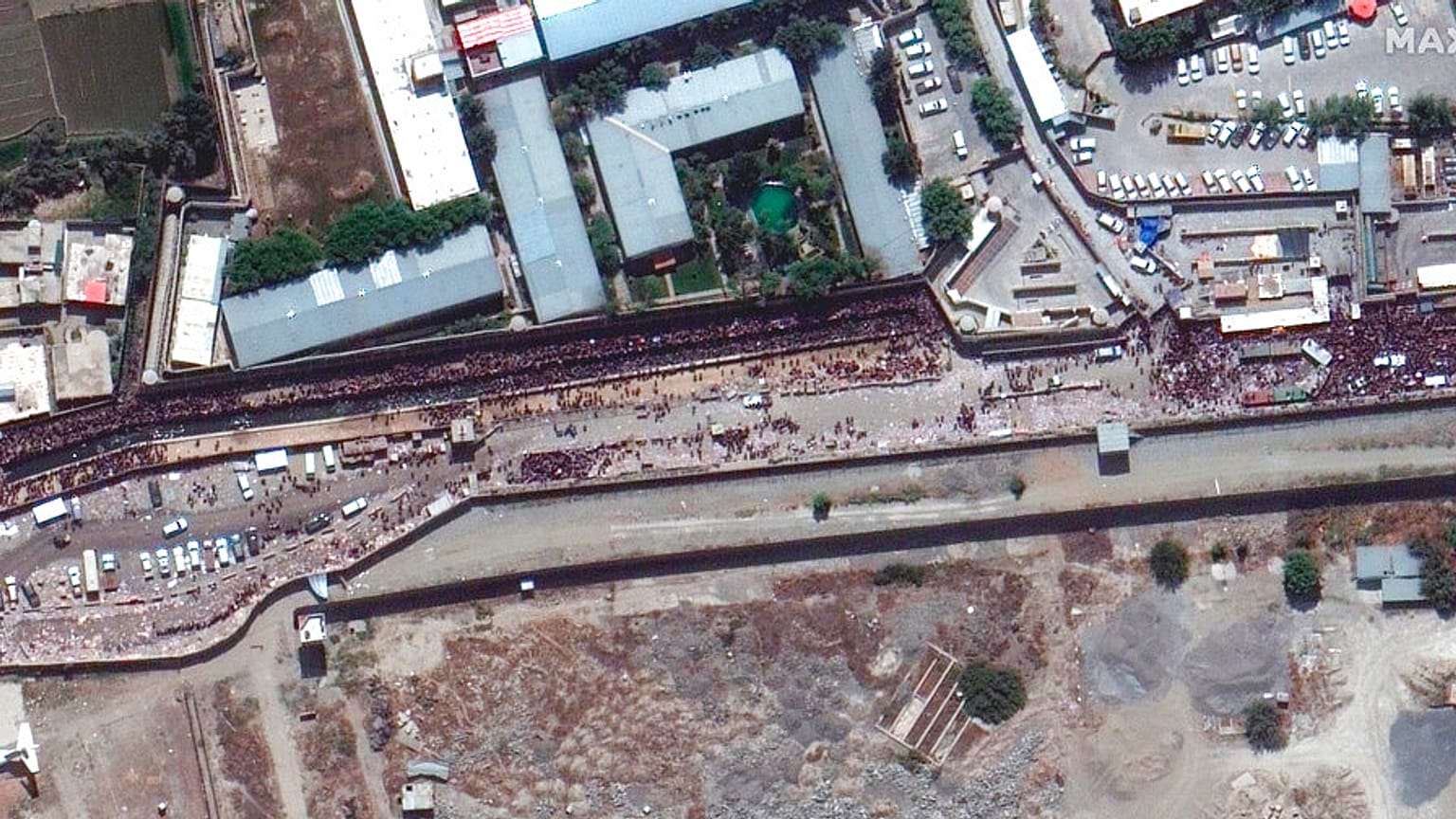 Image satellite de la foule au checkpoint de l'aéroport international de Kaboul, Afghanistan, 23 août 2021