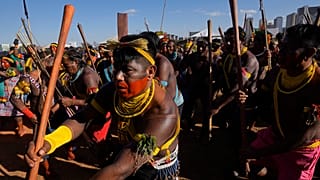 Indígenas realizan una danza ritual durante el primer día del campamento "Lucha por la Vida", en Brasilia, Brasil, el 23 de agosto de 2021. 