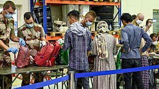 Fransa'nın tahliye ettiği Afgan mülteciler