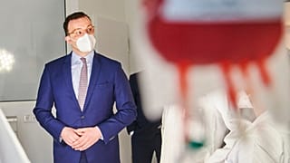 Gesundheitsminister Jens Spahn in einem Krankenhaus in Berlin
