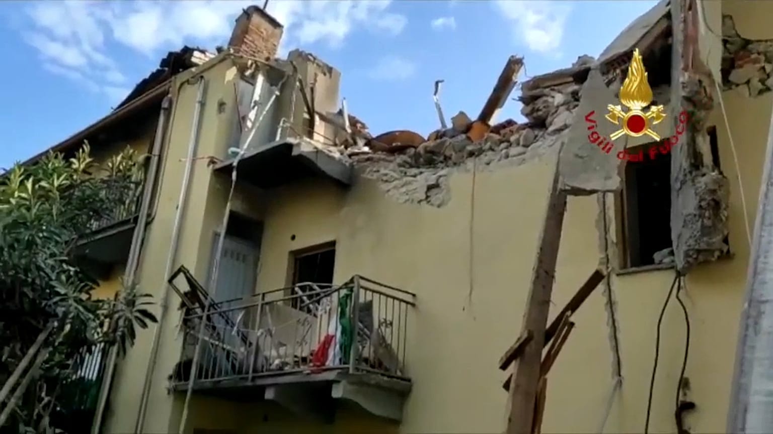 Un particolare della palazzina esplosa a Torino. 