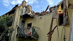 Un particolare della palazzina esplosa a Torino. 