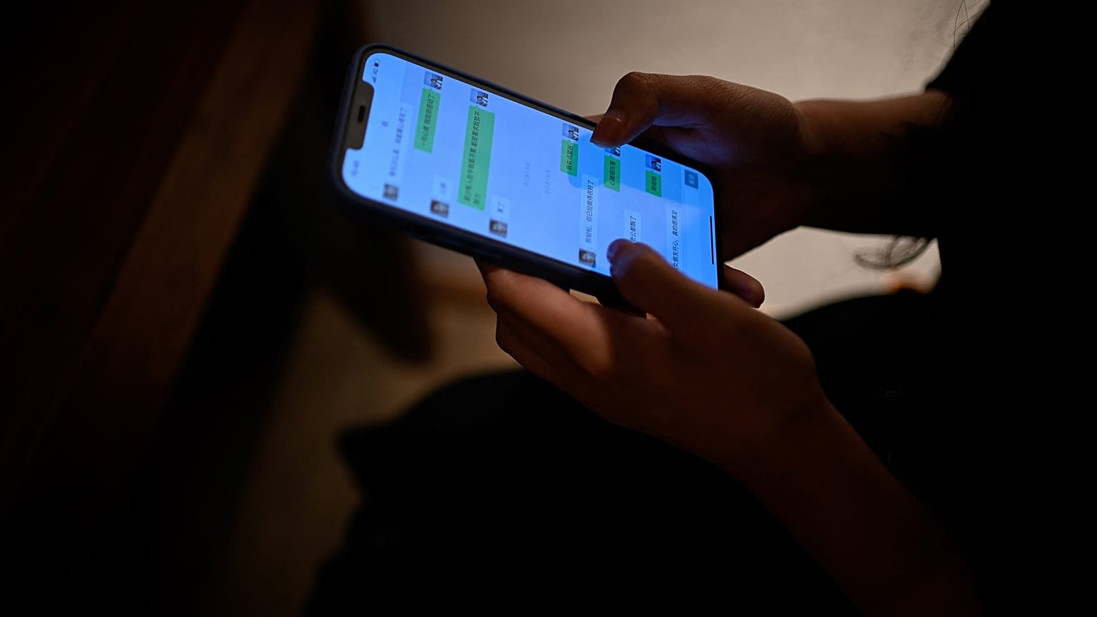 ميليسا تستخدم هاتفها المحمول لمراسلة صديقها الافتراضي بواسطة نظام ذكاء اصطناعي متطور، في بكين، في 16 يوليو 2021