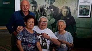 "J'ai failli tuer ces enfants" : les retrouvailles du GI et des survivants italiens, 77 ans après