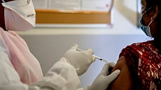Une vaccinée près de Paris en France le 13 août 2021