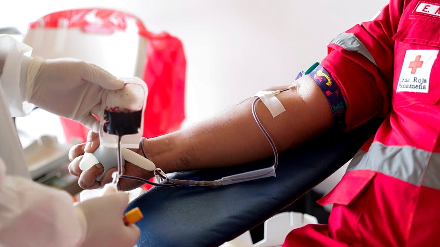 عامل بالصليب الأحمر يتبرع بالدم خلال حملة لزيادة عدد المتبرعين بالدم، في مدينة بنما، الجمعة 8 مايو/أيار 2020