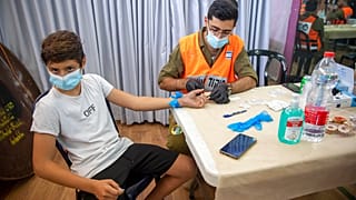 Vaccinazione di un ragazzo israeliano.