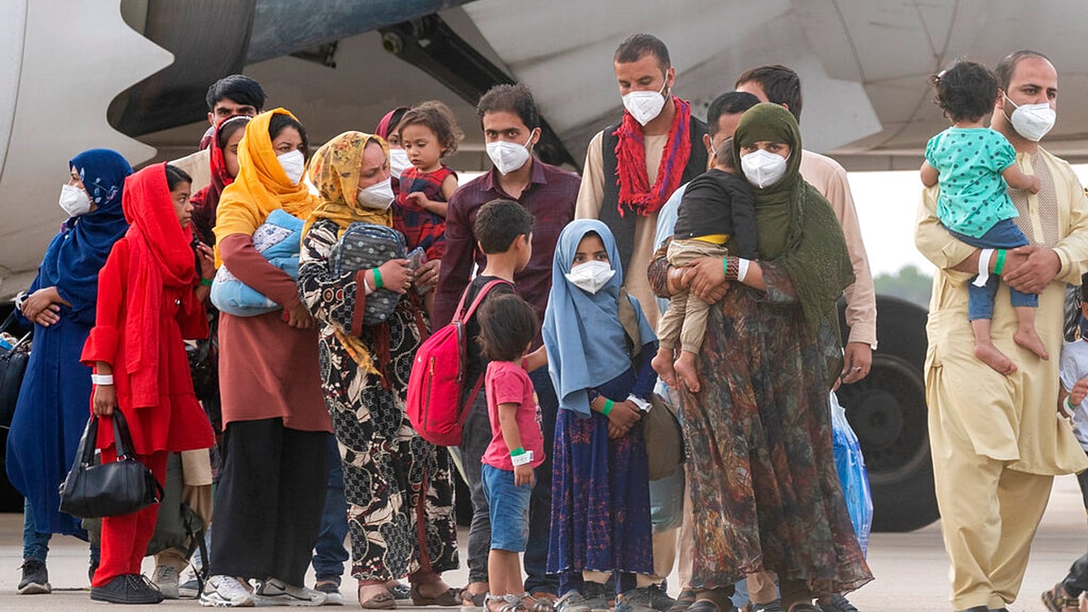 Afganos evacuados de Kabul llegan a Torrejón de Ardoz en España