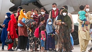 Afganos evacuados de Kabul llegan a Torrejón de Ardoz en España