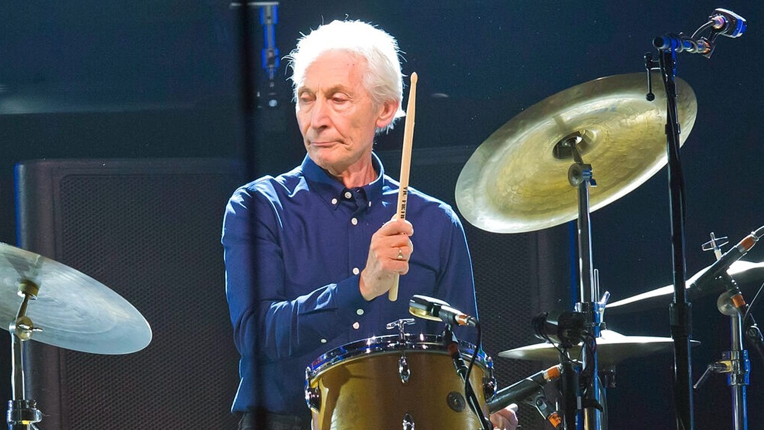 The Rolling Stones'un davulcusu Charlie Watts, tüm zamanların en iyi rock müzik sanatçılarından biri olarak gösteriliyor.