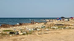 A cause de la pollution de la mer, les Libyens de Tripoli vivent dans une "prison estivale" 