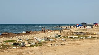 A cause de la pollution de la mer, les Libyens de Tripoli vivent dans une "prison estivale"