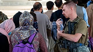 Беженцы садятся на самолет ВВС США в аэропорту Кабула