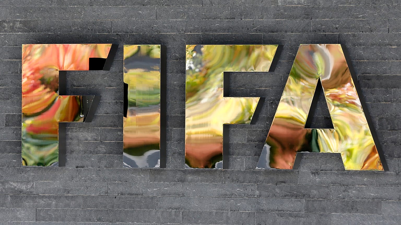 A FIFA logója a szervezet zürichi székházán egy 2015. szeptember 25-i felvételen