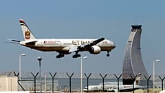 صورة من الارشيف - طائرة الاتحاد للطيران تستعد للهبوط في مطار أبو ظبي في الإمارات العربية المتحدة- آيار / مايو 2014
