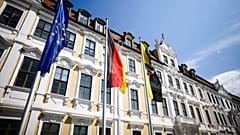 Europäische, deutsche und sachsen-anhaltische Flagge vor dem Landtag in Magdeburg, Juni 2021