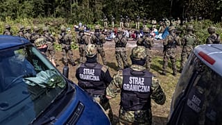 Группа беженцев между кордонами польских и белорусских пограничников, 20 августа 2021