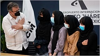 خمسة أعضاء من فريق نسائي أفغاني لتطوير الروبوتات يصلن إلى المكسيك