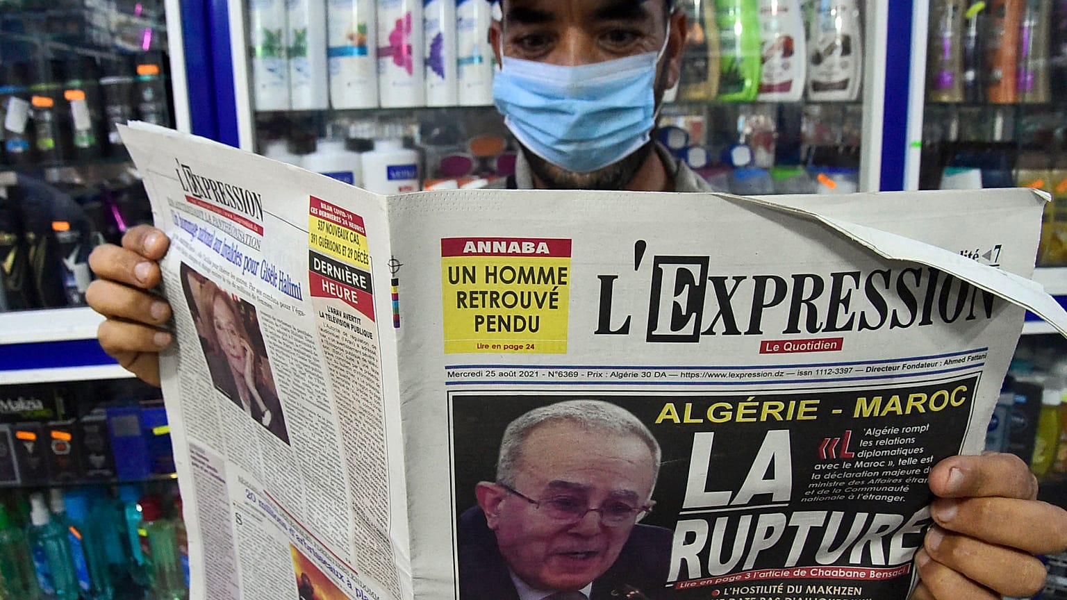 Un algerino con il giornale del 25 agosto 2021 sul quale si legge "La rottura"