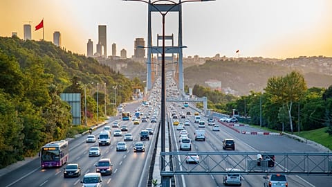 A compact roadside turbine is looking to transform wind created by Istanbul's traffic