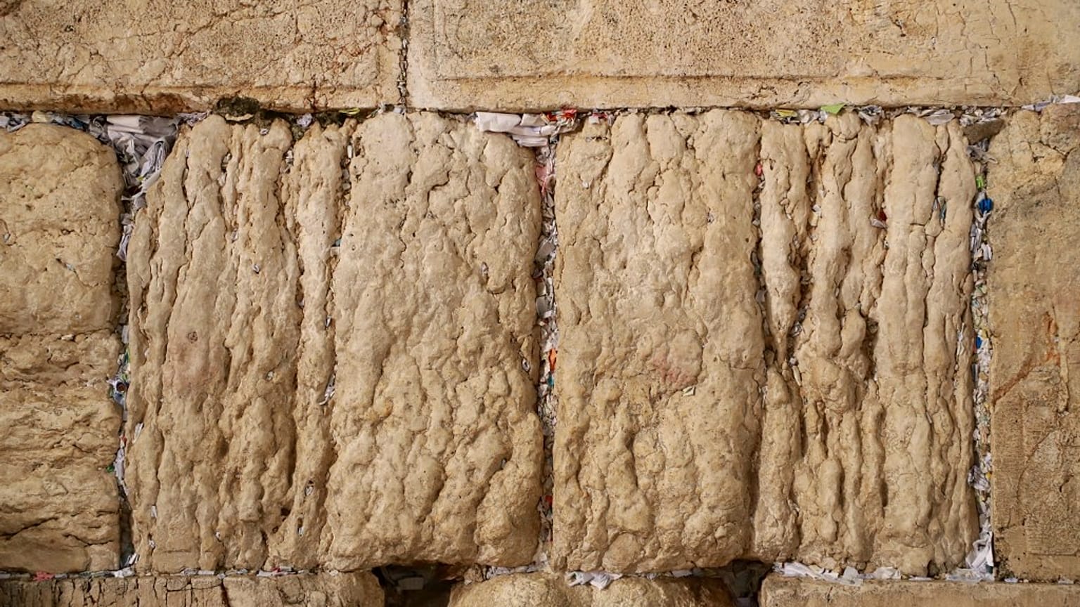 "رسائل الأمنيات" في حائط البراق في القدس 