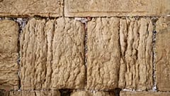 "رسائل الأمنيات" في حائط البراق في القدس 